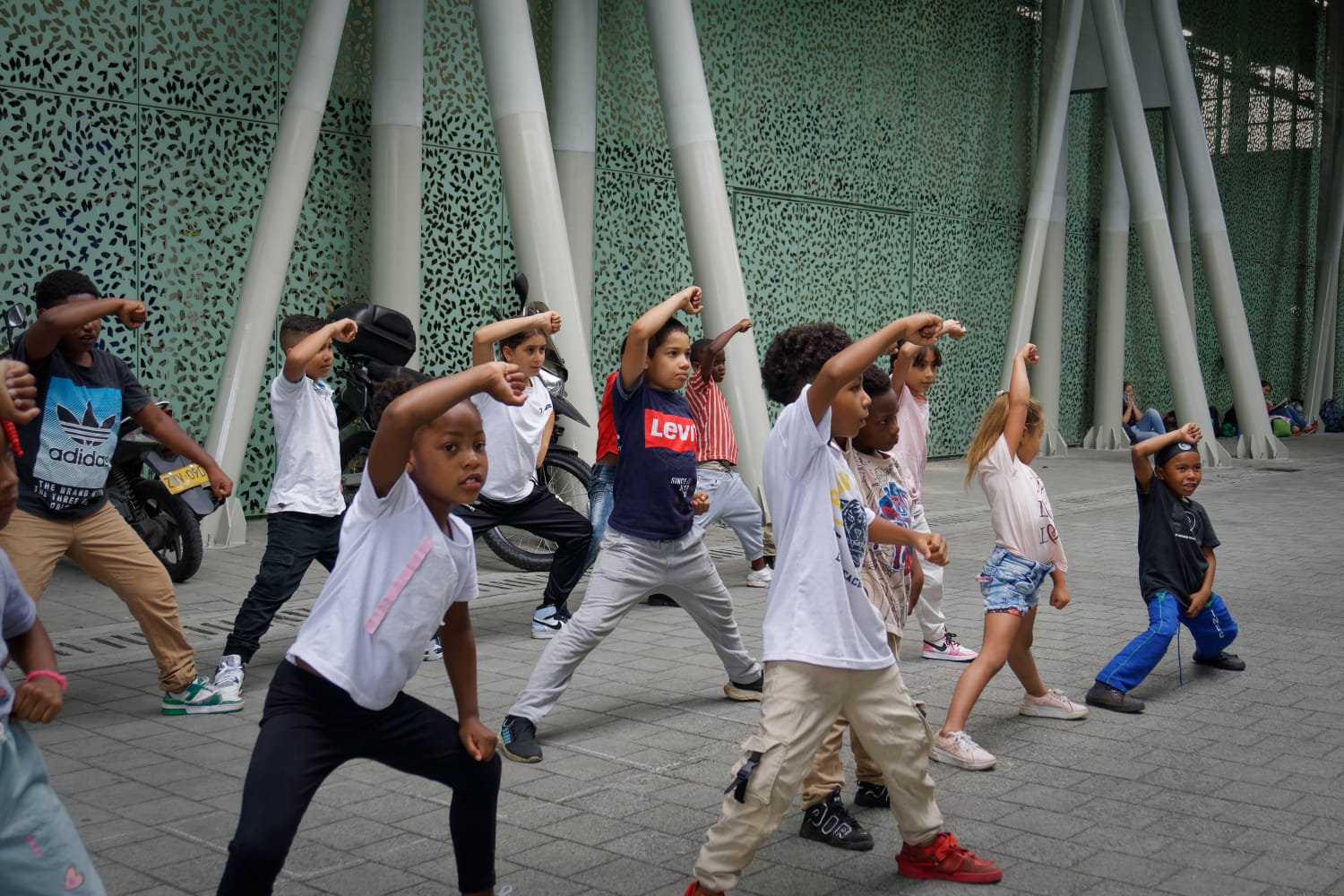 Grupo de niños en práctica